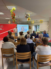 David Geitner begrüßt die Referentin Dr. Anna Streber zu ihrem Online-Vortrag.