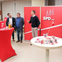 Bürgermeisterkandidat Daniel Illauer und Ortsvereinsvorsitzender Joachim Wartha lauschen dem Landratskandidaten David Geitner bei seiner Rede.