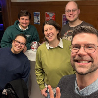 Daniel Illauer beim Selfie mit Stadtratskandidat:innen und Besucher:innen der Podiumsdiskussion.
